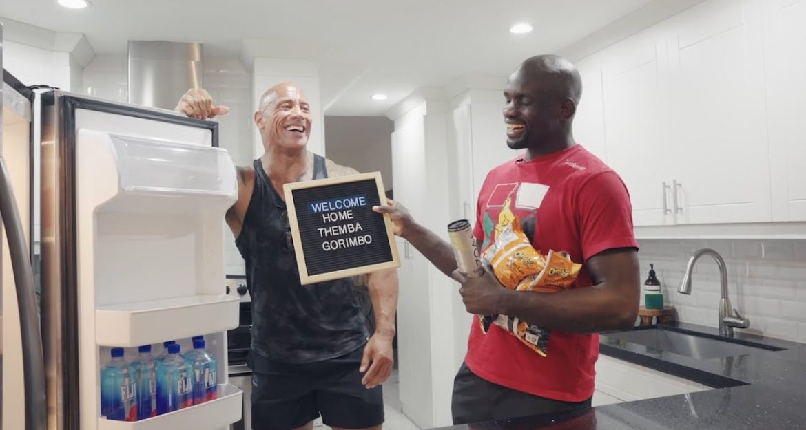 Dwayne Johnson en Themba Gorimbo in het nieuwe huis