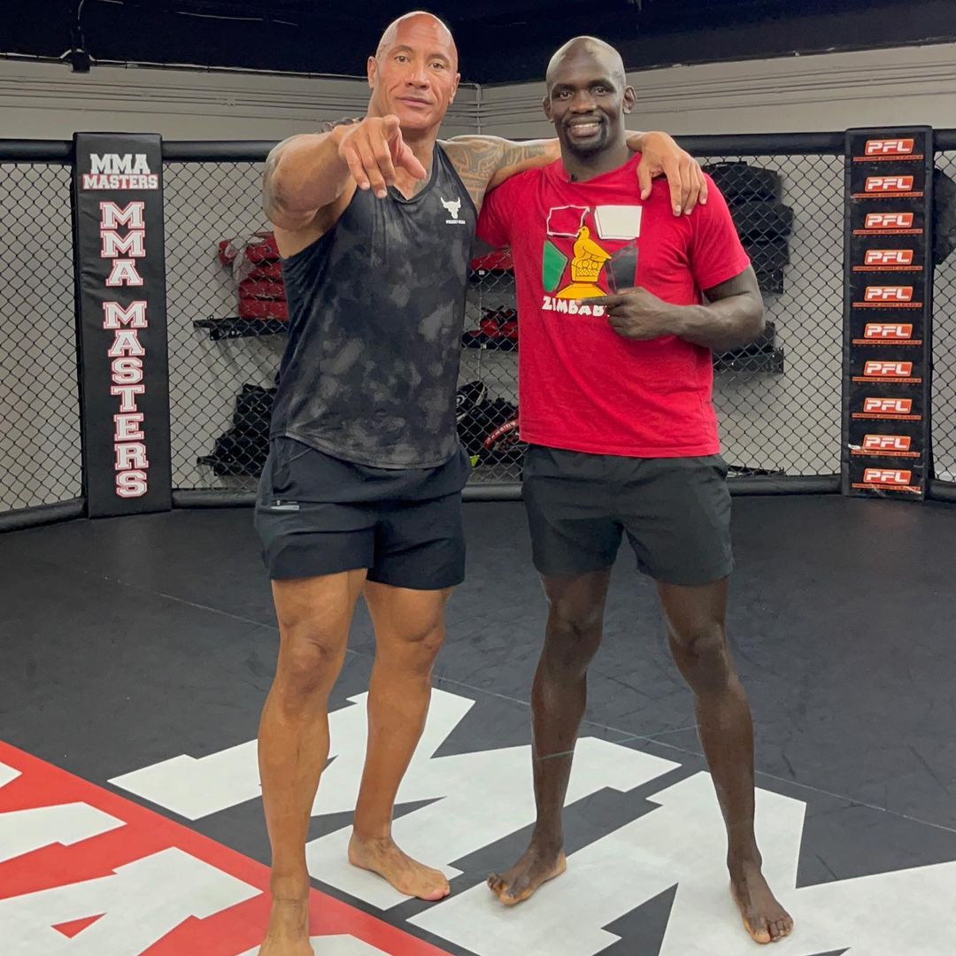 Dwayne Johnson en Themba Gorimbo in de gym van Themba