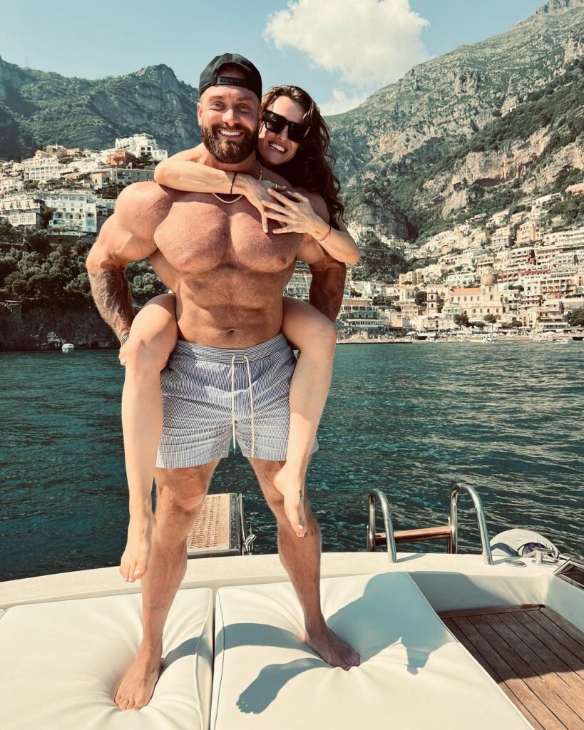 Chris Bumstead samen met zijn vriendin