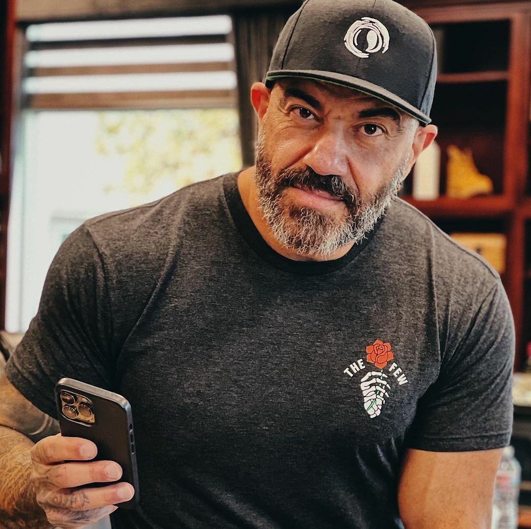 Bedros Keuilian met telefoon