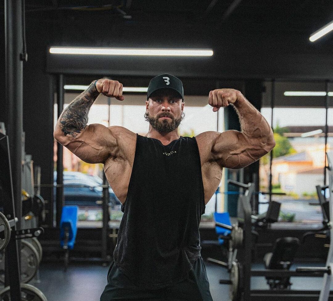 Chris Bumstead pose