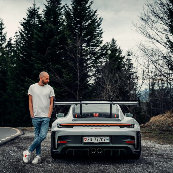 Man naast auto van Cars with Luke