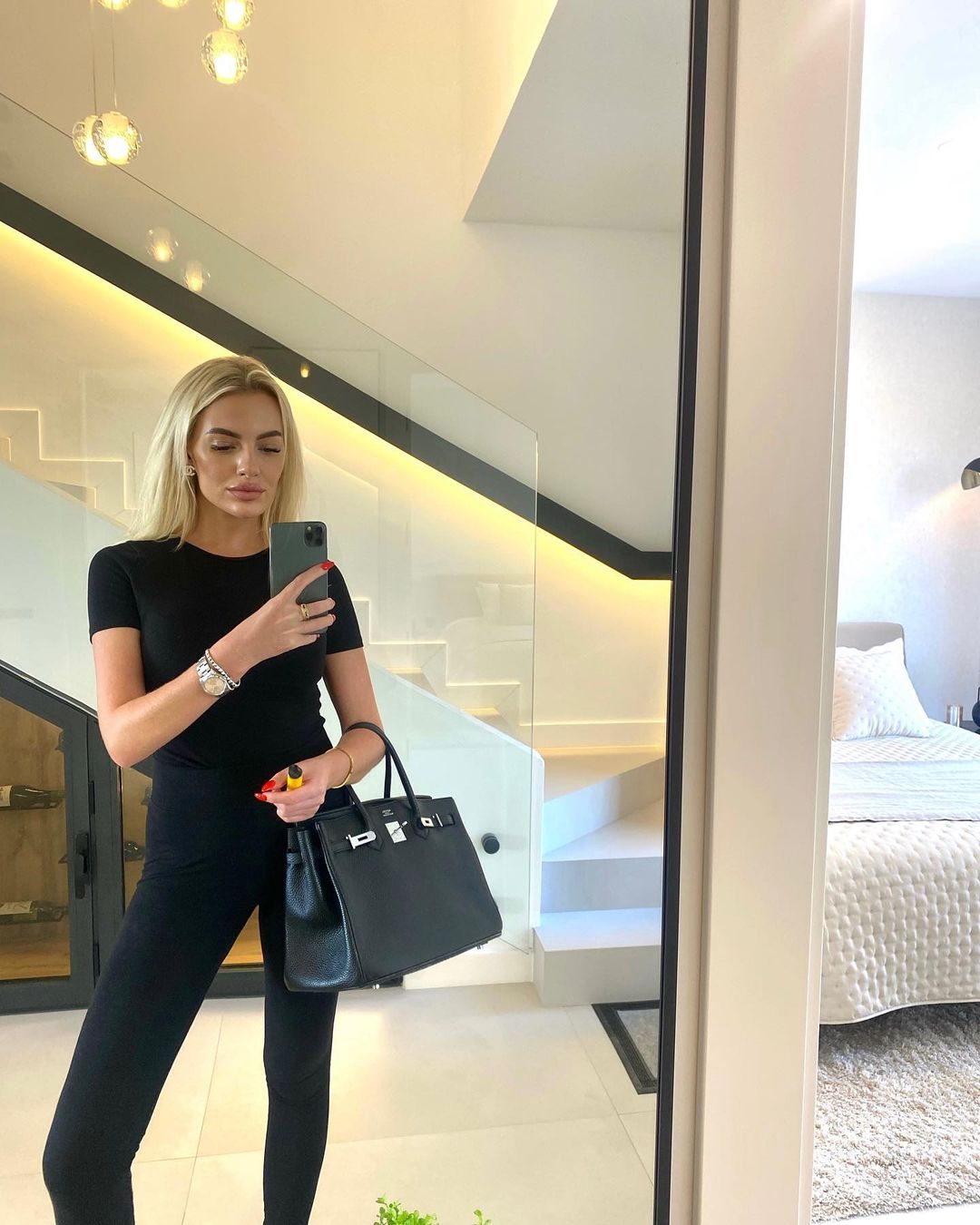 Influencer staat voor de spiegel