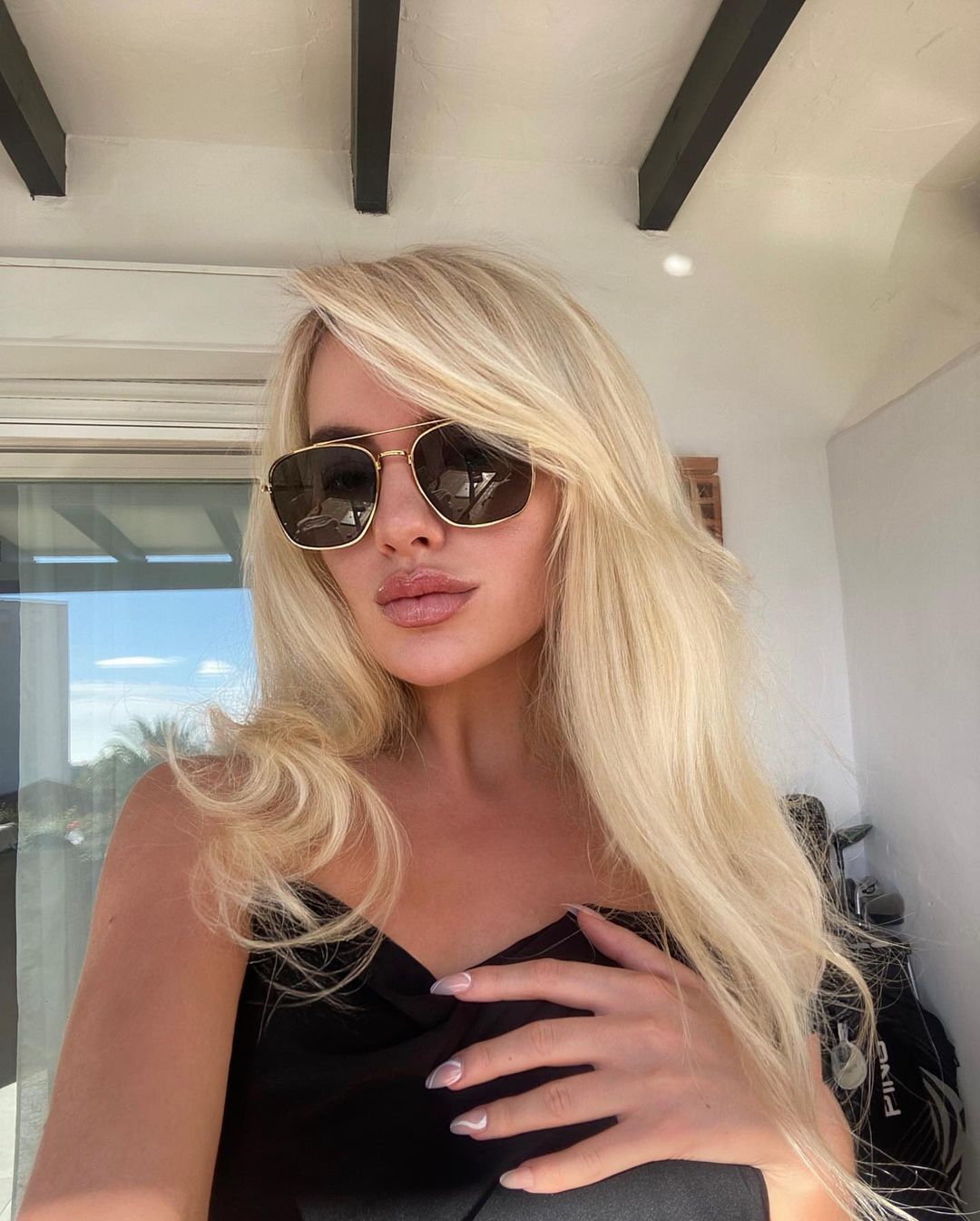 blonde meid met zwarte zonnebril