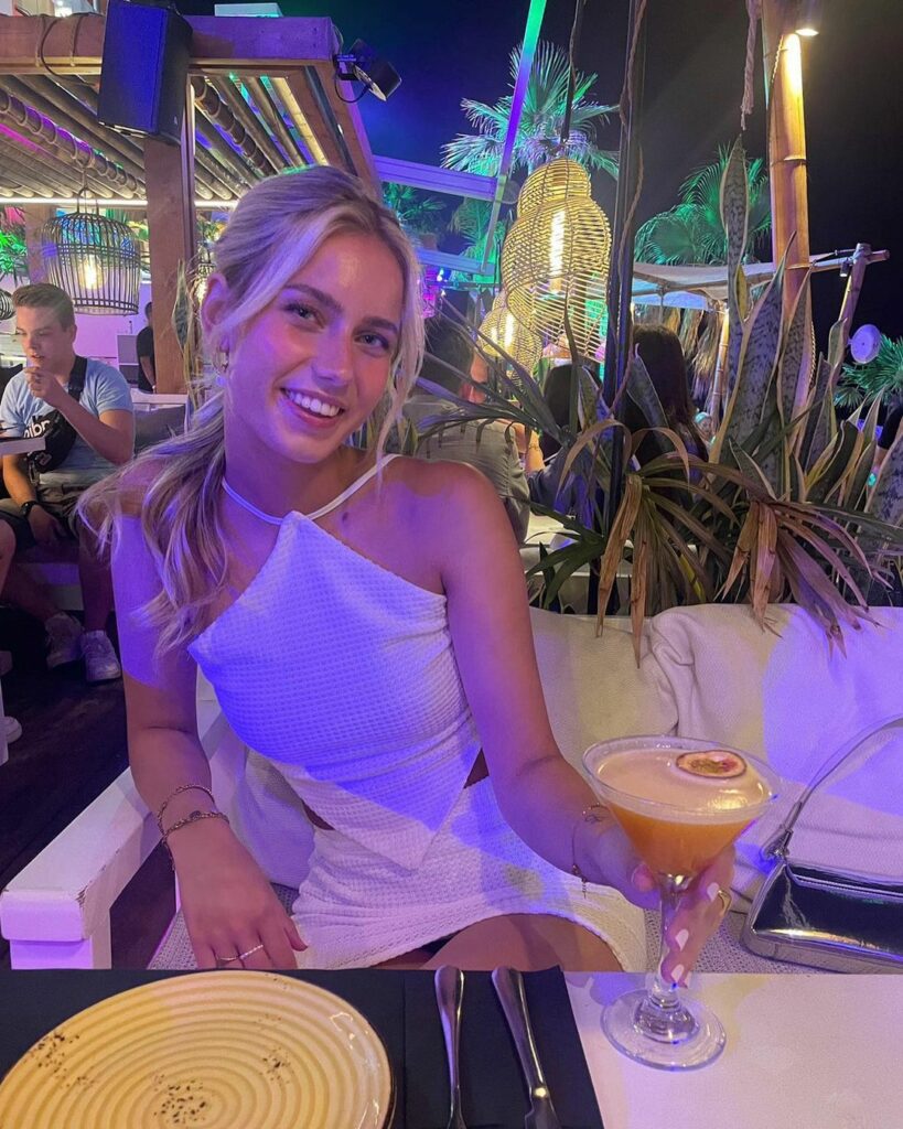 Jade Brands in witte jurk