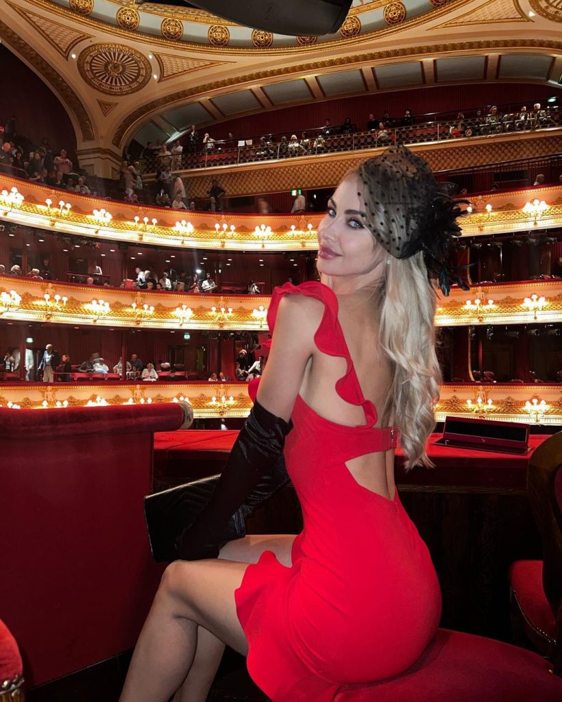 Dajana Gudic in een rode jurk