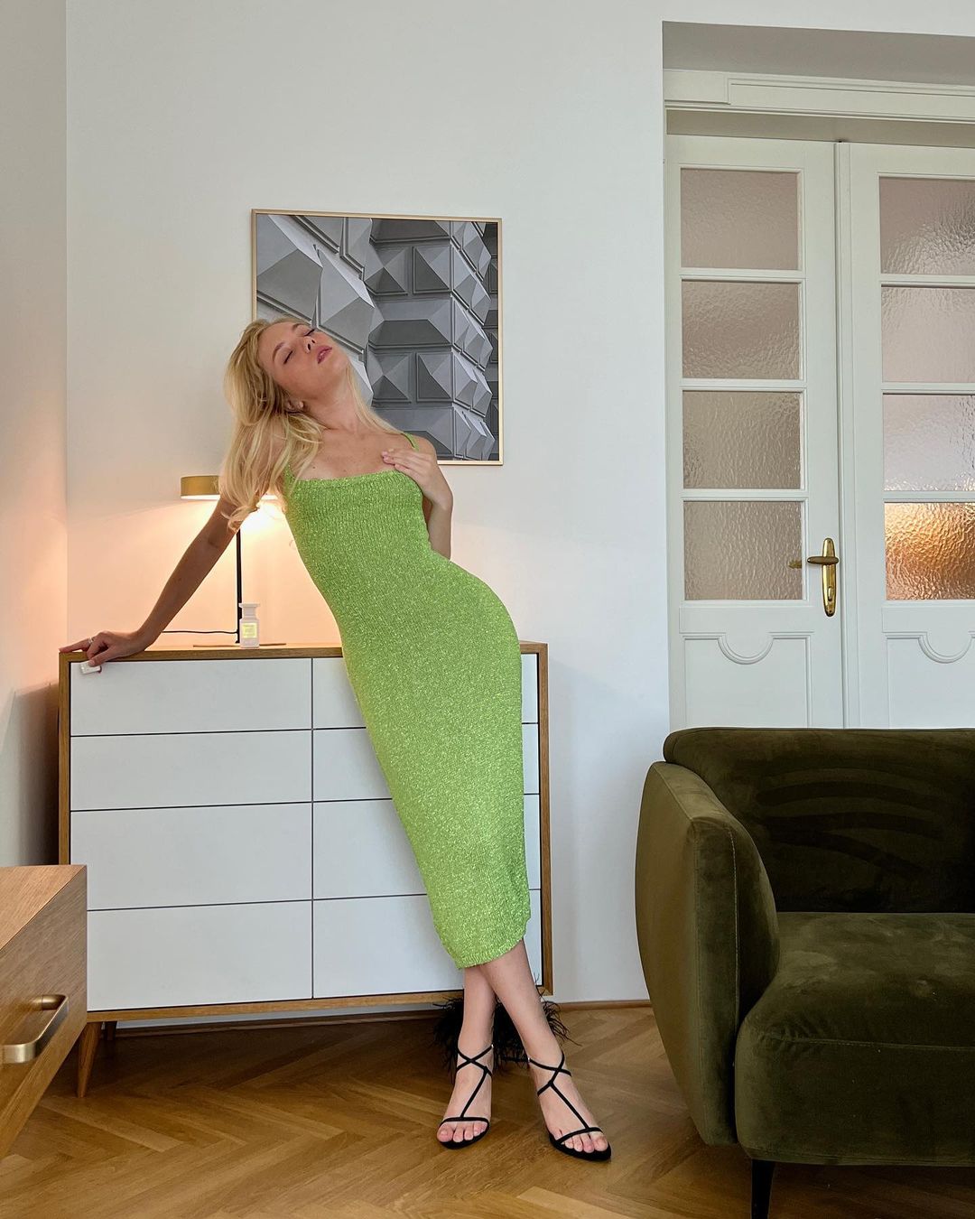 Bella Spark in groene jurk