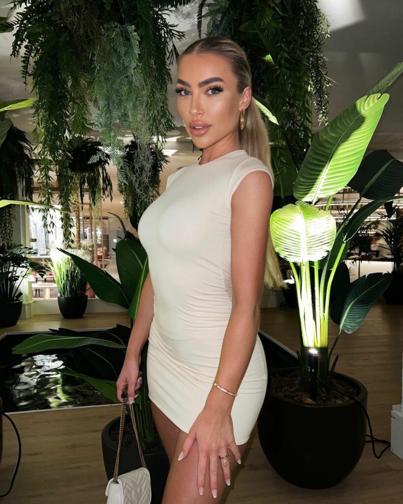 Christina Harz in jurk