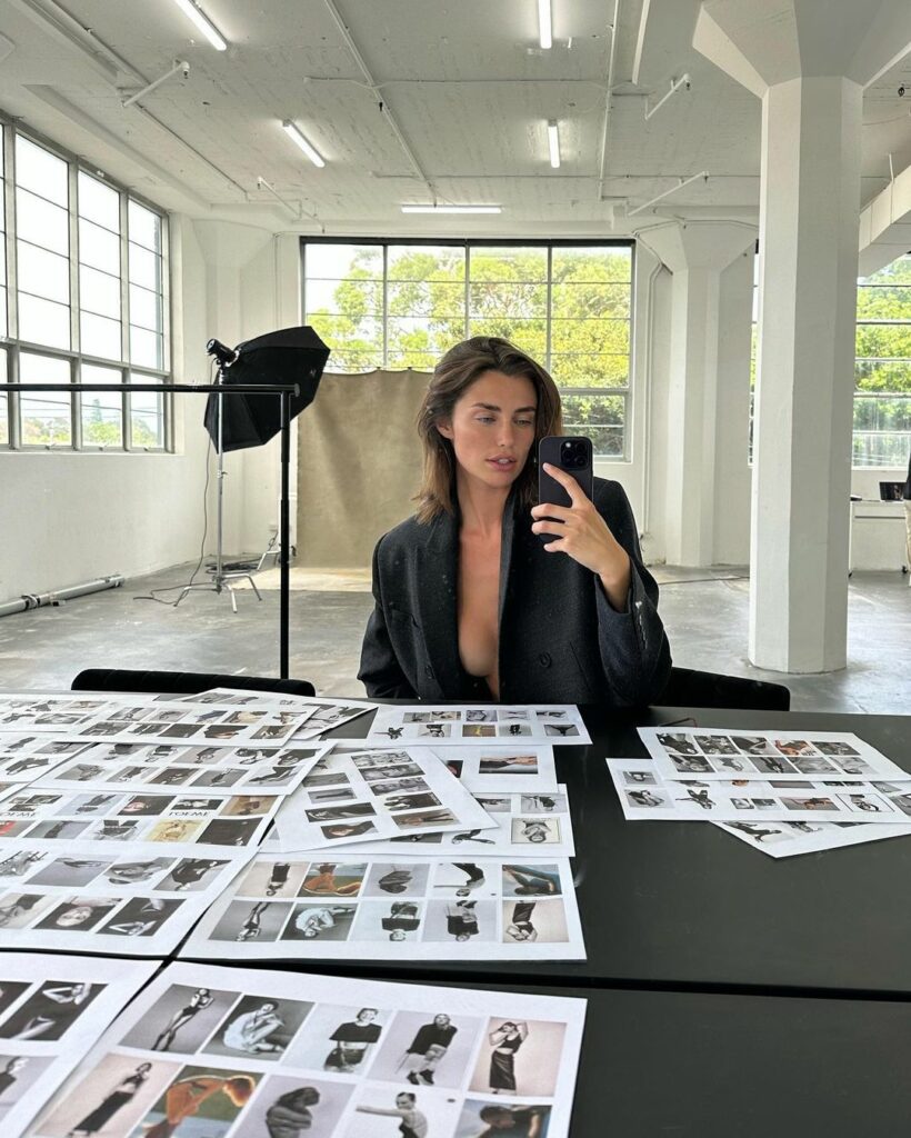 Rebecca Donaldson aan bureau