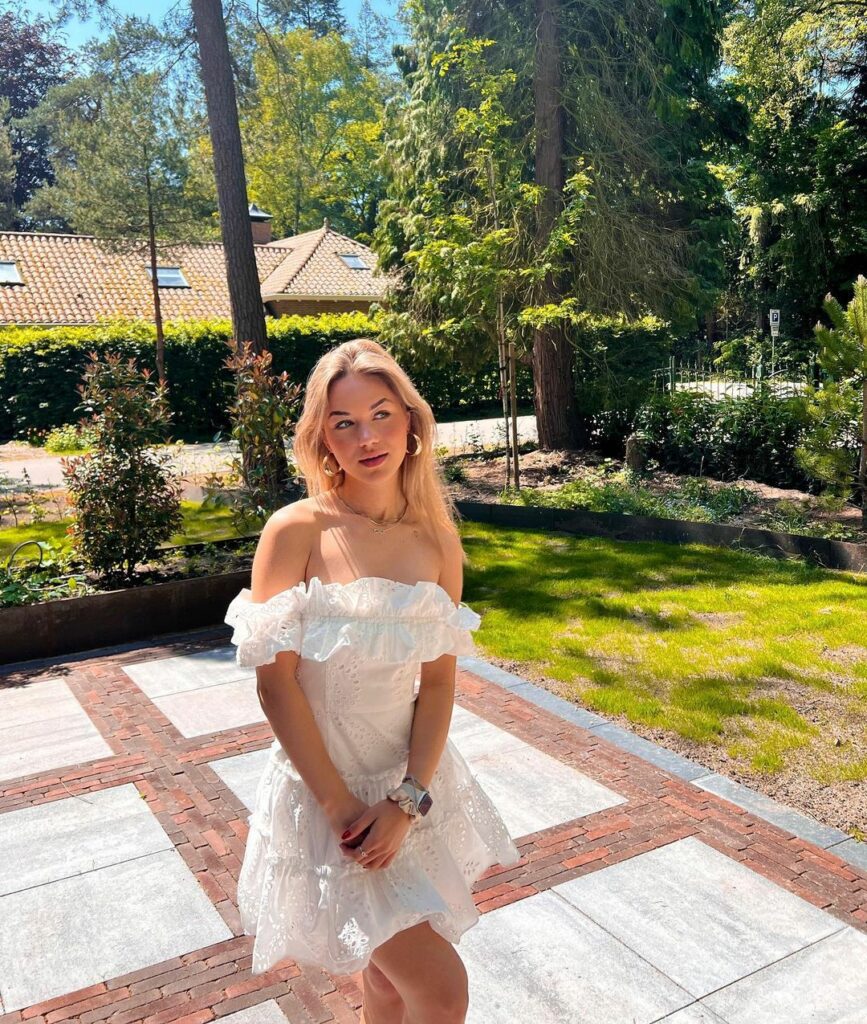 Olive Angus in witte jurk