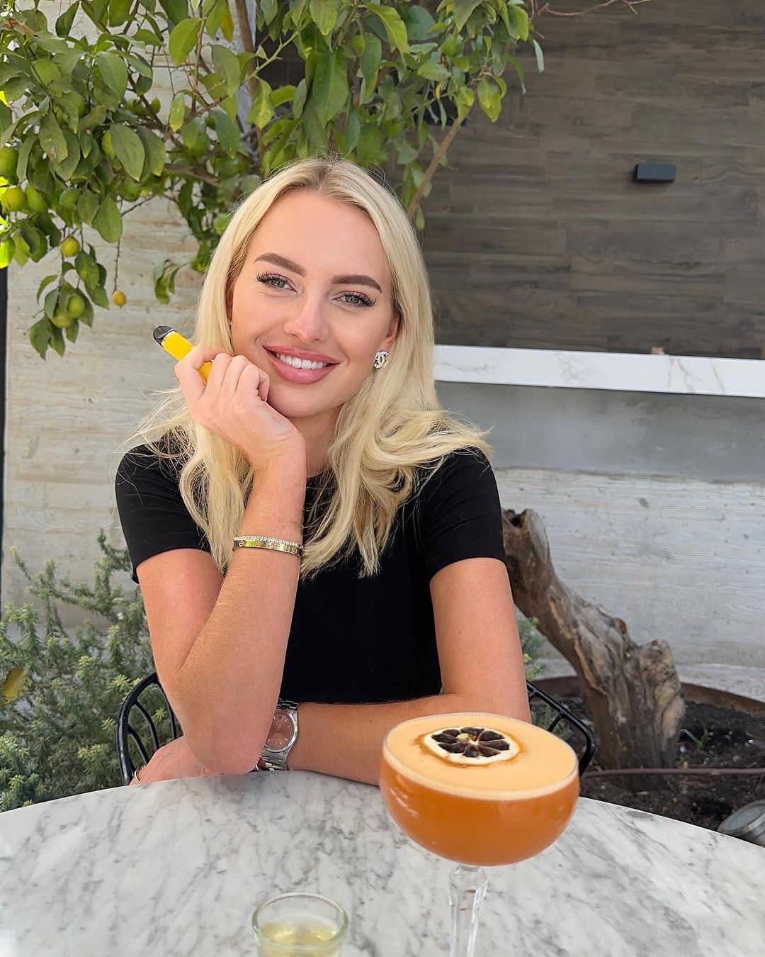 Josefine drinkt cocktail