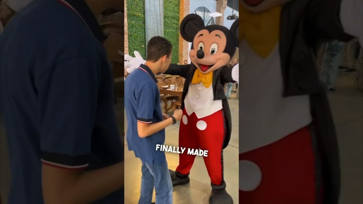 filmpje van Dylan Anderson met Mickey Mouse