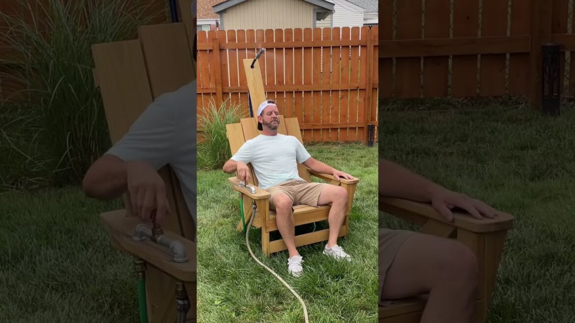 Matt Thompson Woodworks zit in een stoel