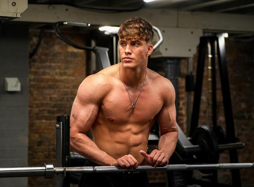 Joe Fazer deelt glow up tips in sportschool