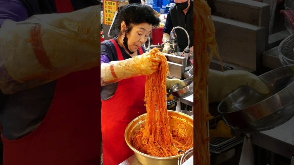 Vrouwelijke chef van Foodie People maakt spaghetti