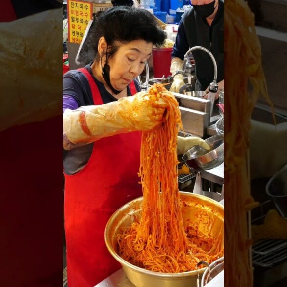 Vrouwelijke chef van Foodie People maakt spaghetti