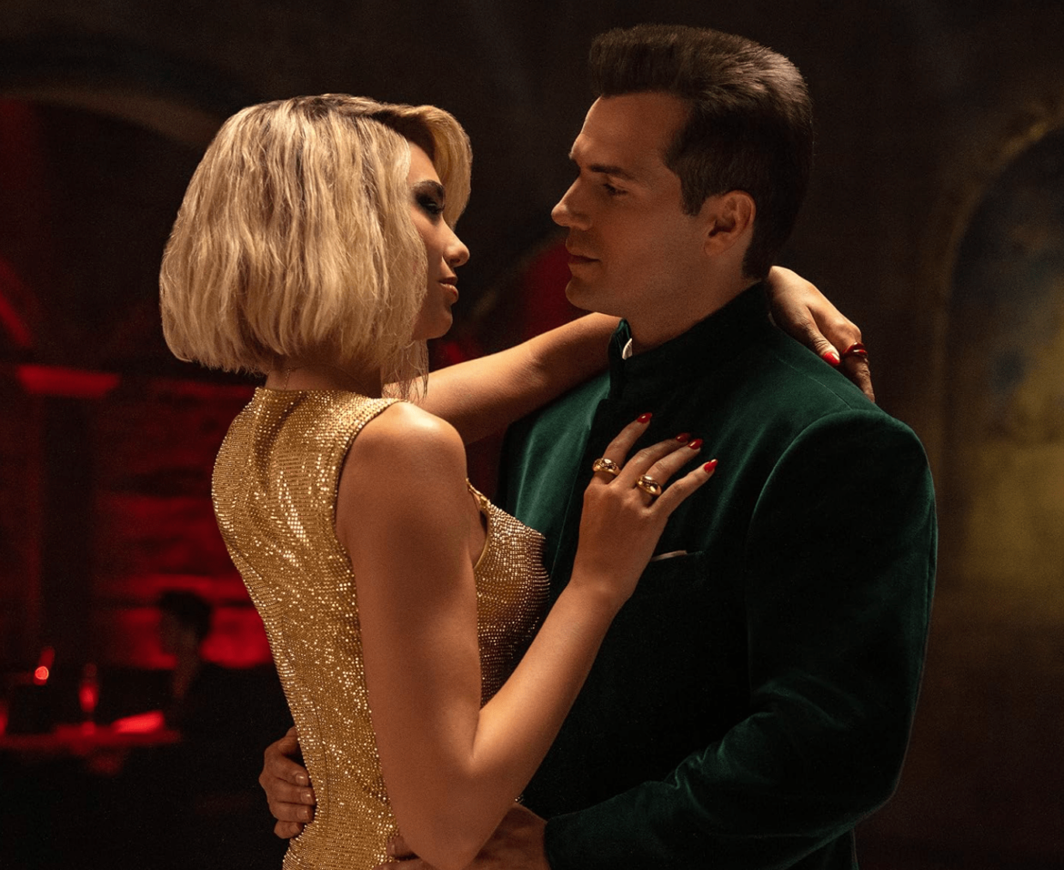 nieuwe film: Dua Lipa omhelst man