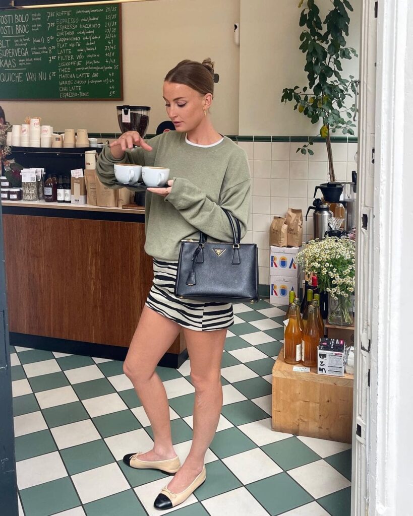 Noor de Groot aan het koffie drinken