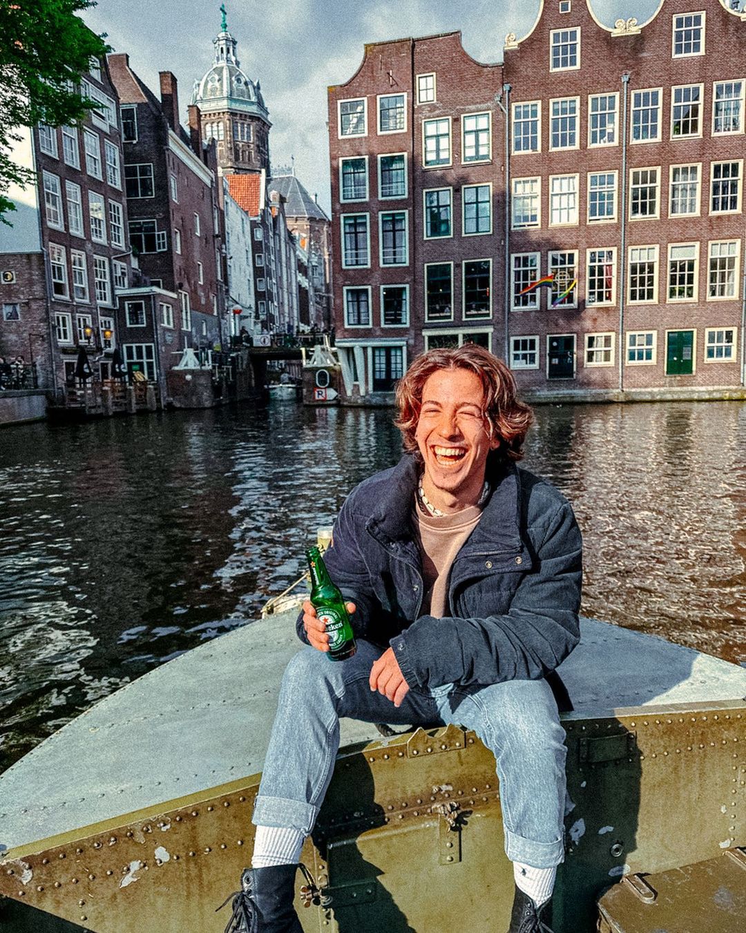 Jack Shore in boot door de grachten