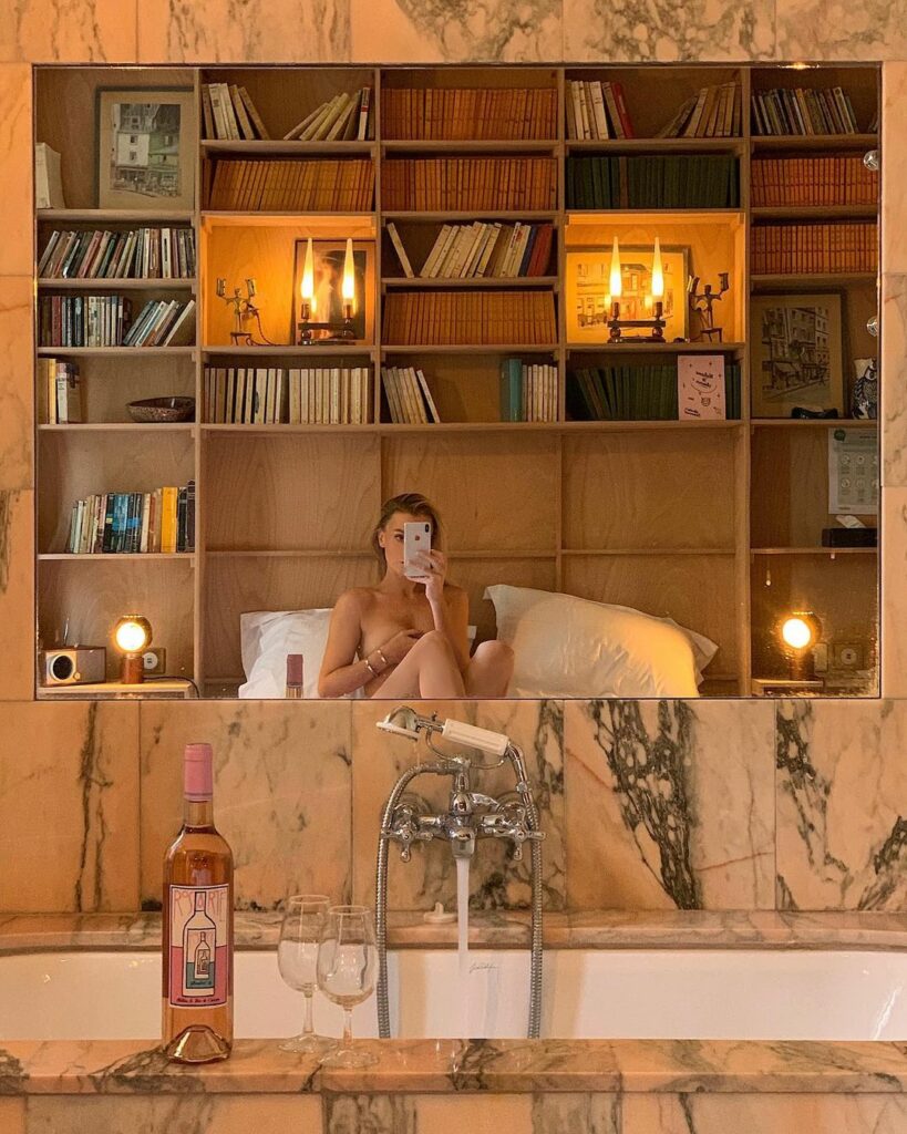 Noor de Groot in haar kamer