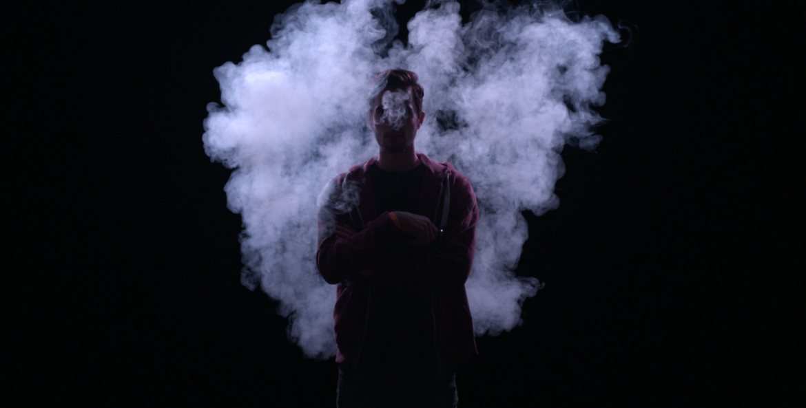 Big Vape trailer; persoon in walm van rook