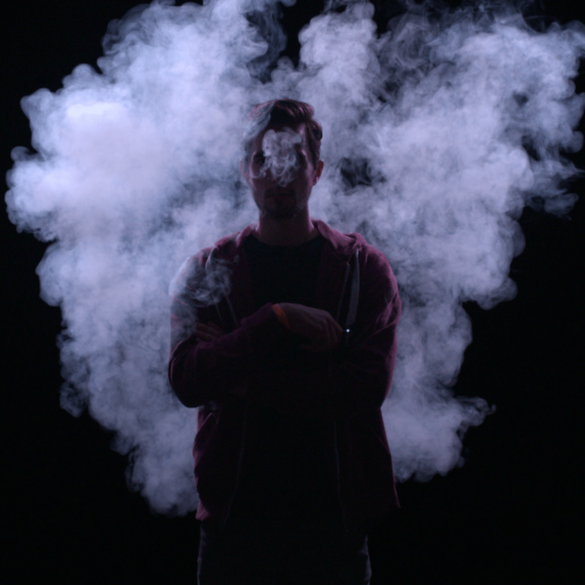 Big Vape trailer; persoon in walm van rook