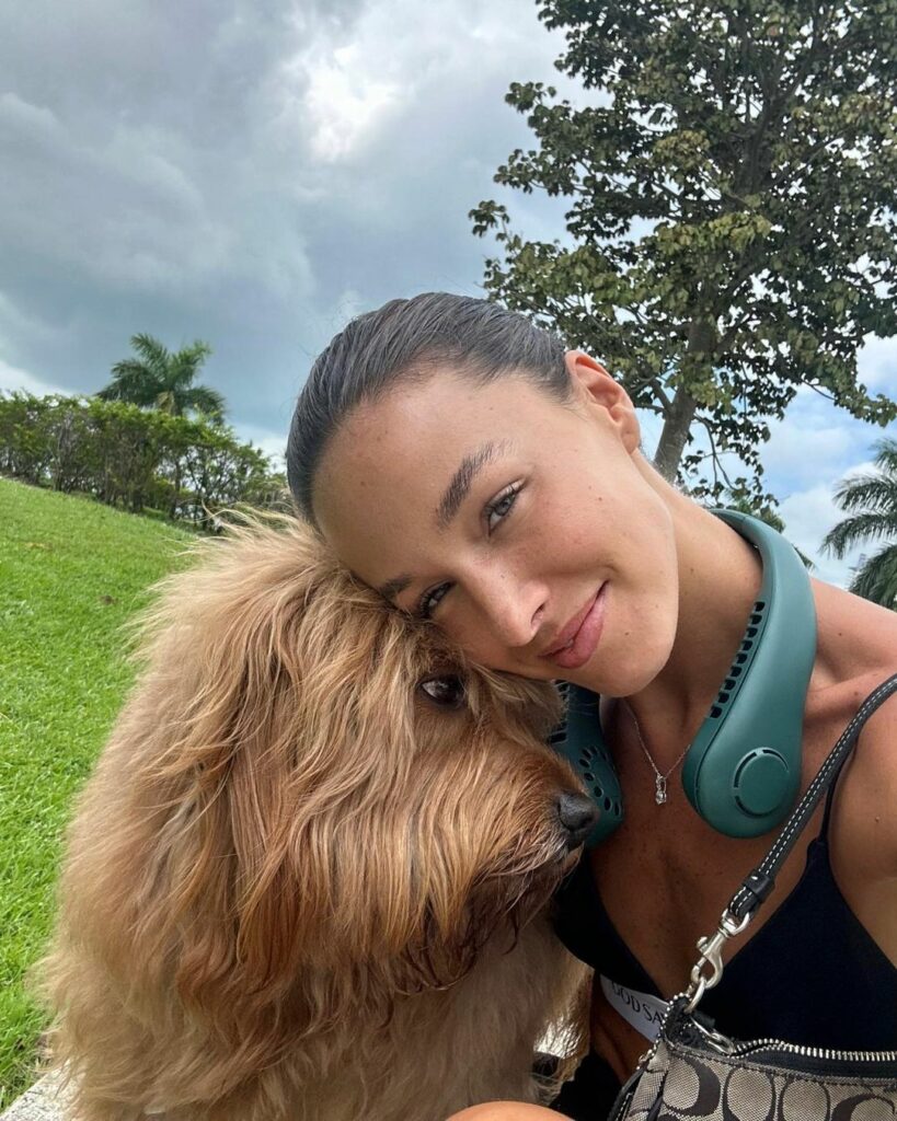Carlota Enseñat met haar hond