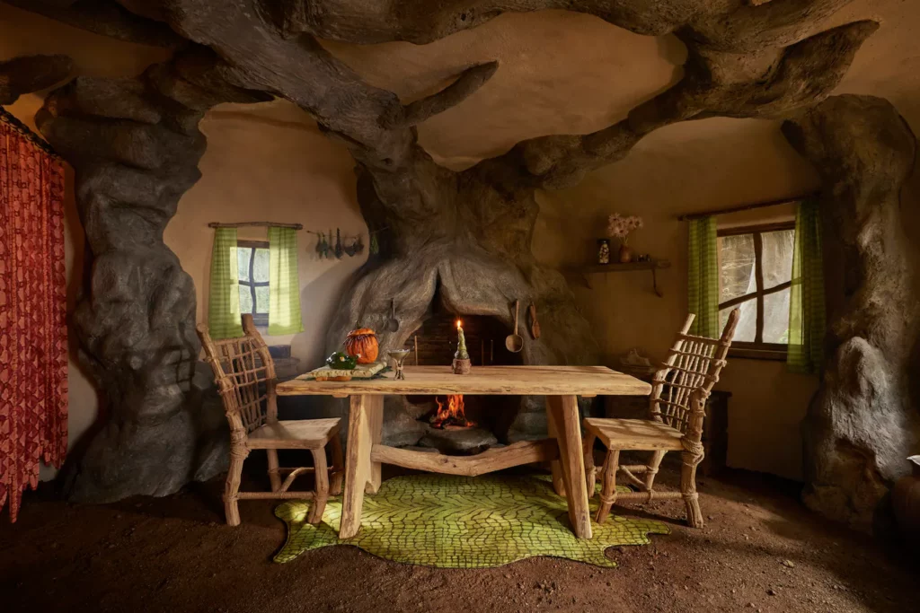 Tafel met stoelen in Swamp van Shrek op Airbnb