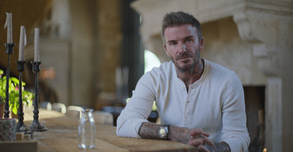 David Beckham zit op stoel voor Netflix serie
