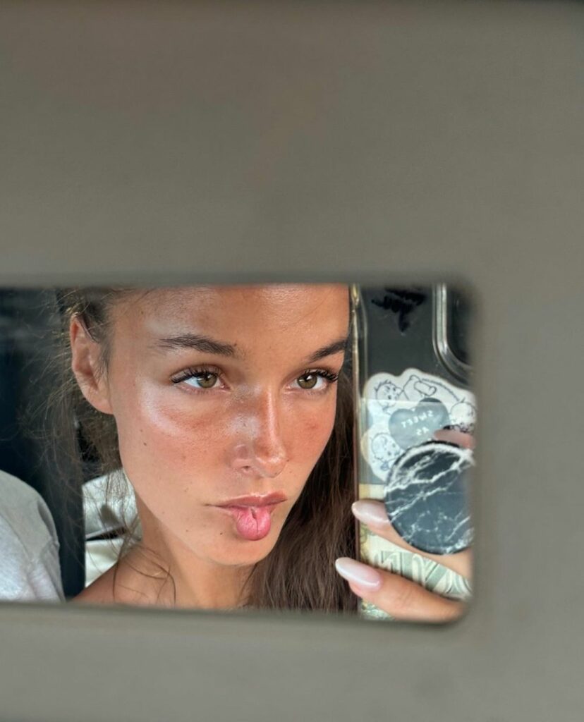 Carlota Enseñat zit in de auto