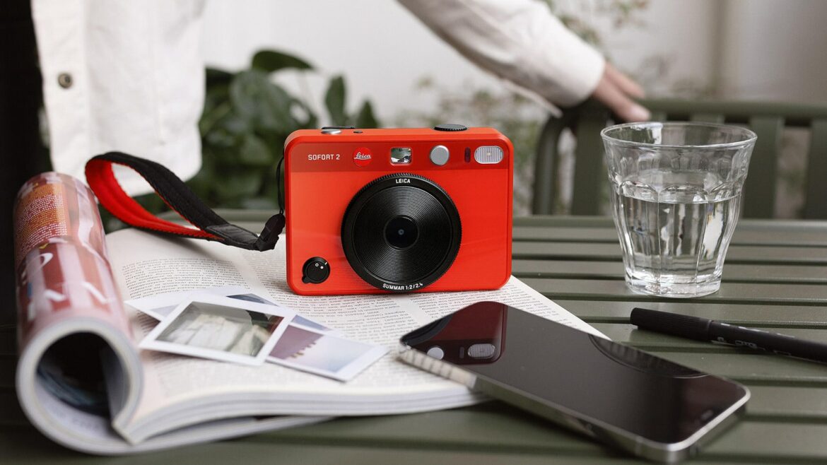 Leica Sofort 2 op een tafel