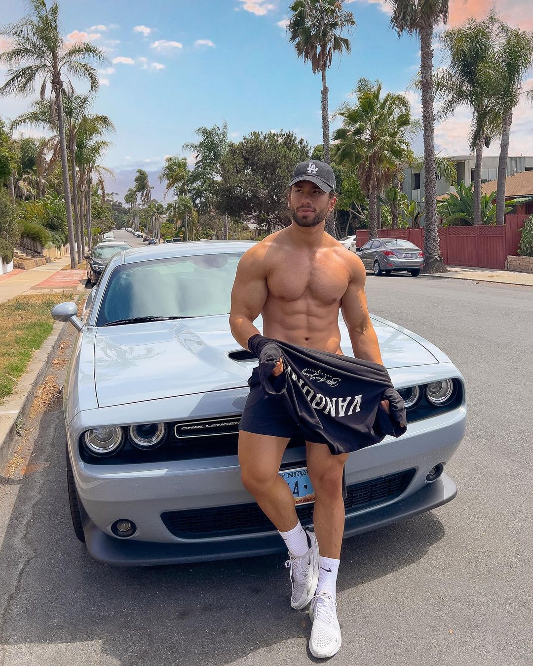 Marino Katsouris voor een muscle car
