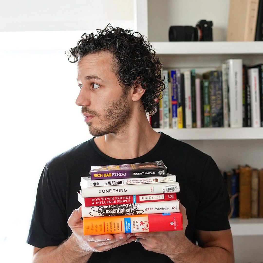 Gabe Bult met een stapel boeken in zijn handen