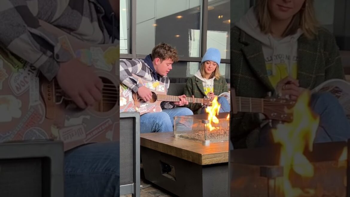 Will Cullen zingt lied achter gitaar