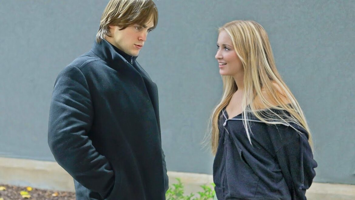 Dylan McKnight praat met blond meisje