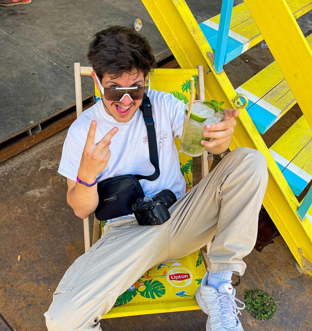 Alex van Dun op een stoel op het terras