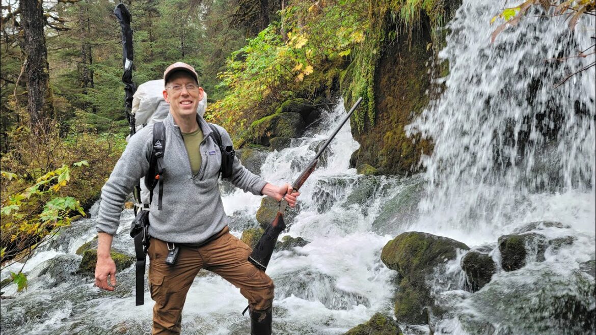 Outdoor Boys; Luke staat voor waterval