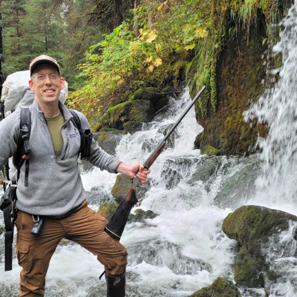 Outdoor Boys; Luke staat voor waterval