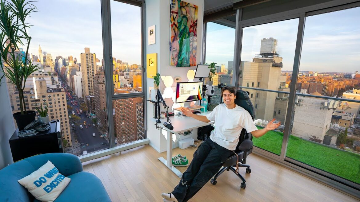 Kelly Wakasa in zijn kantoor midden in NYC