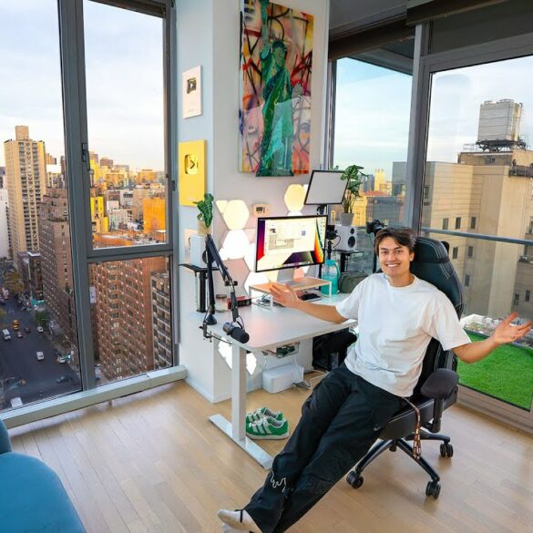 Kelly Wakasa in zijn kantoor midden in NYC