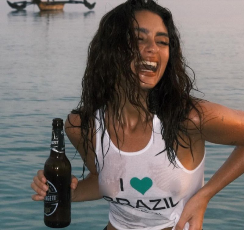 Vrouw drinkt bier Carla 