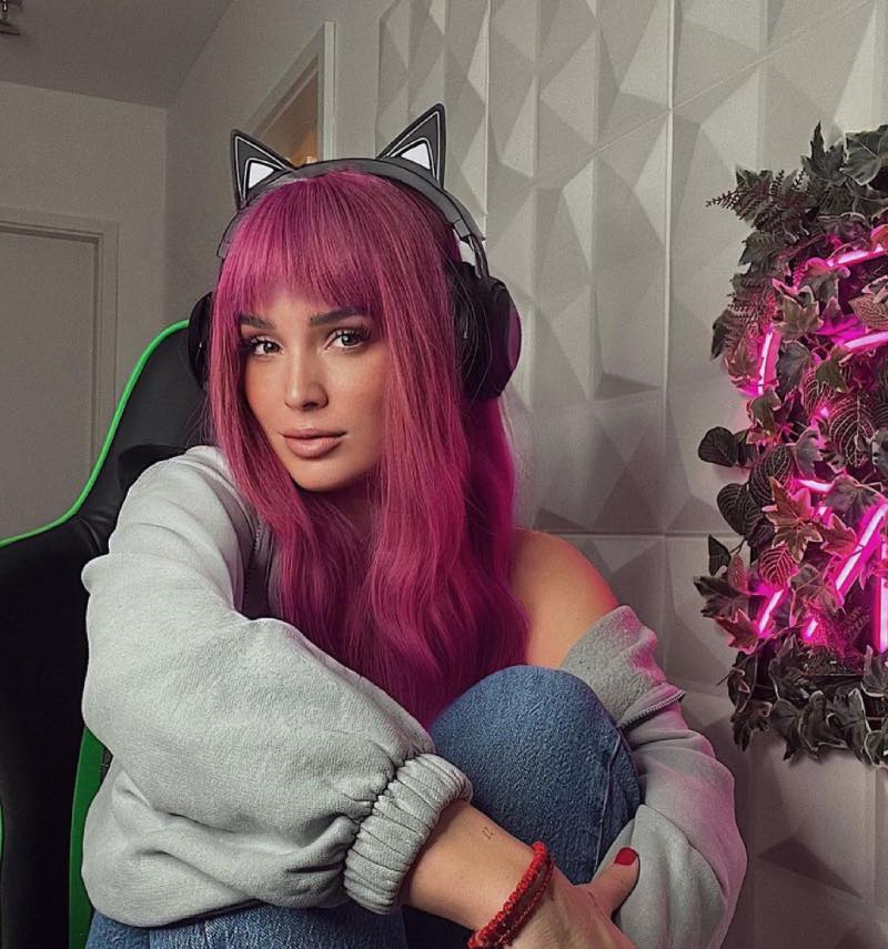 Streamer babe Julia 
