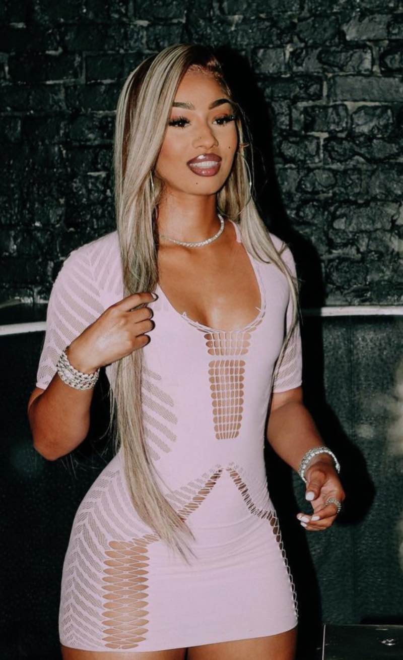 Rubi in roze outfit 