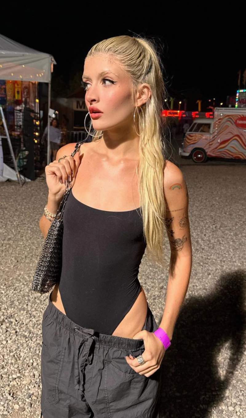 Sami in sexy outfit 