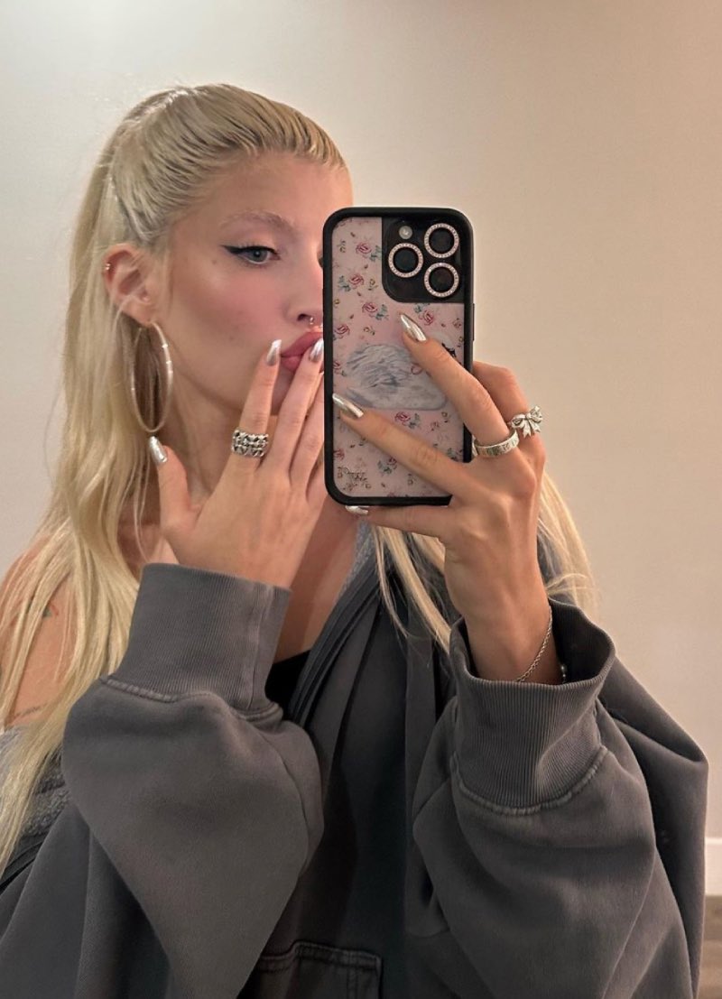 Sami in oversized outfit