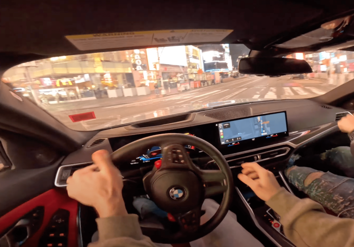 Slow benz in zijn auto op TimeSquare