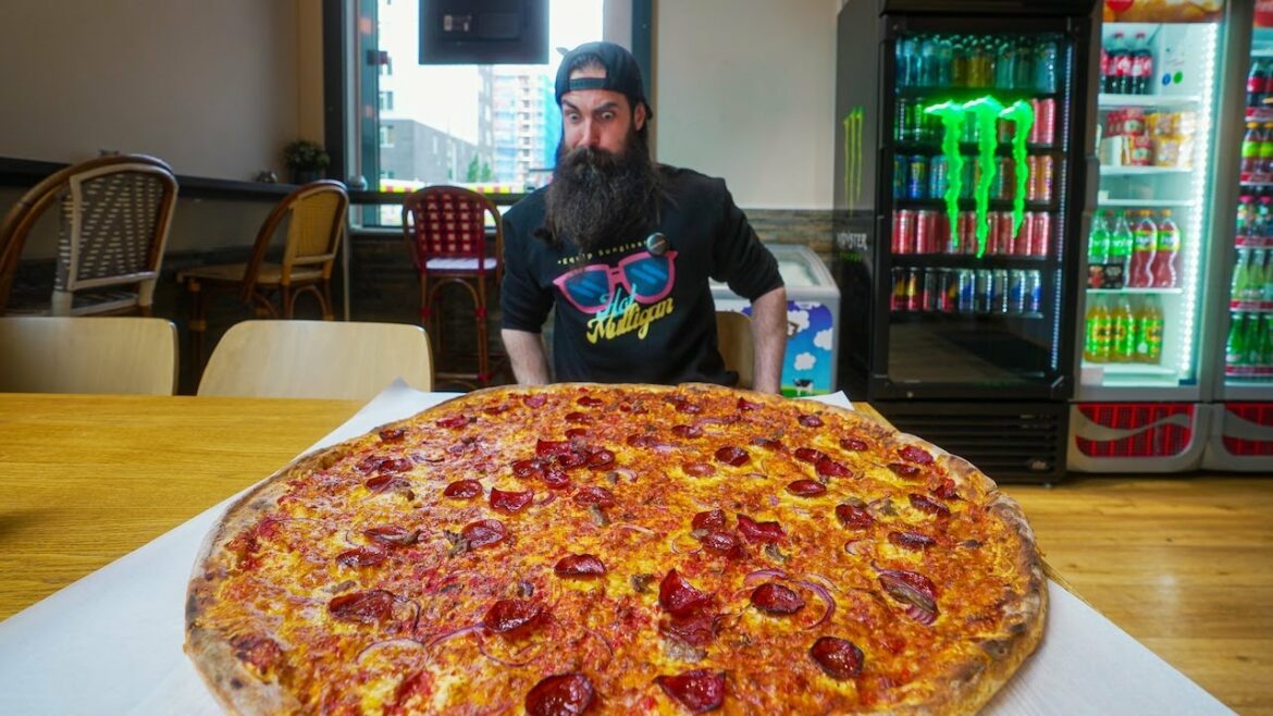'BeardMeetsFood' zit achter een gigantische pizza