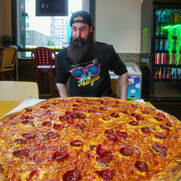 'BeardMeetsFood' zit achter een gigantische pizza