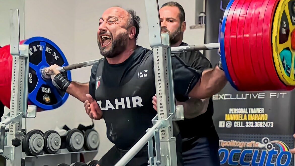 Lifters Club man die aan het squatten is