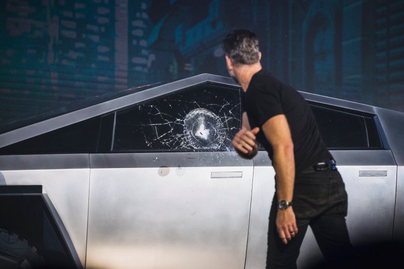 glas breekt cybertruck